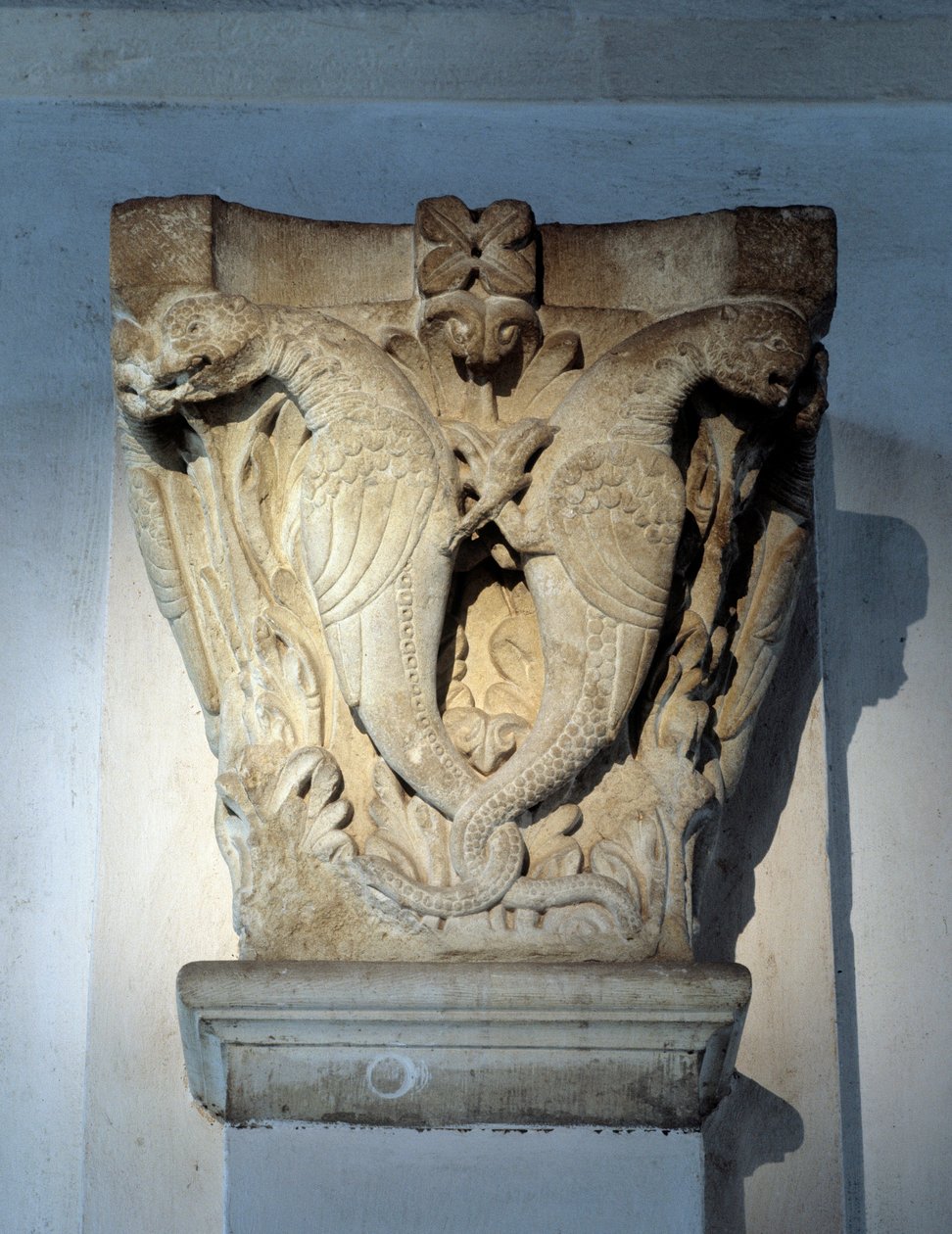 Monsters, huvudstaden i kören (skulptur av Romanesque