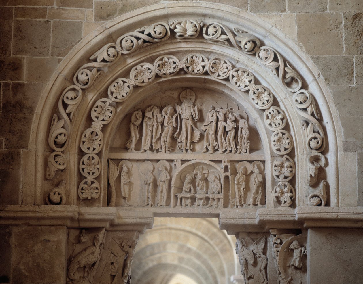 Norra portalen: Jesu uppenbarelse efter hans död och himmelsfärden (skulptur) av Romanesque