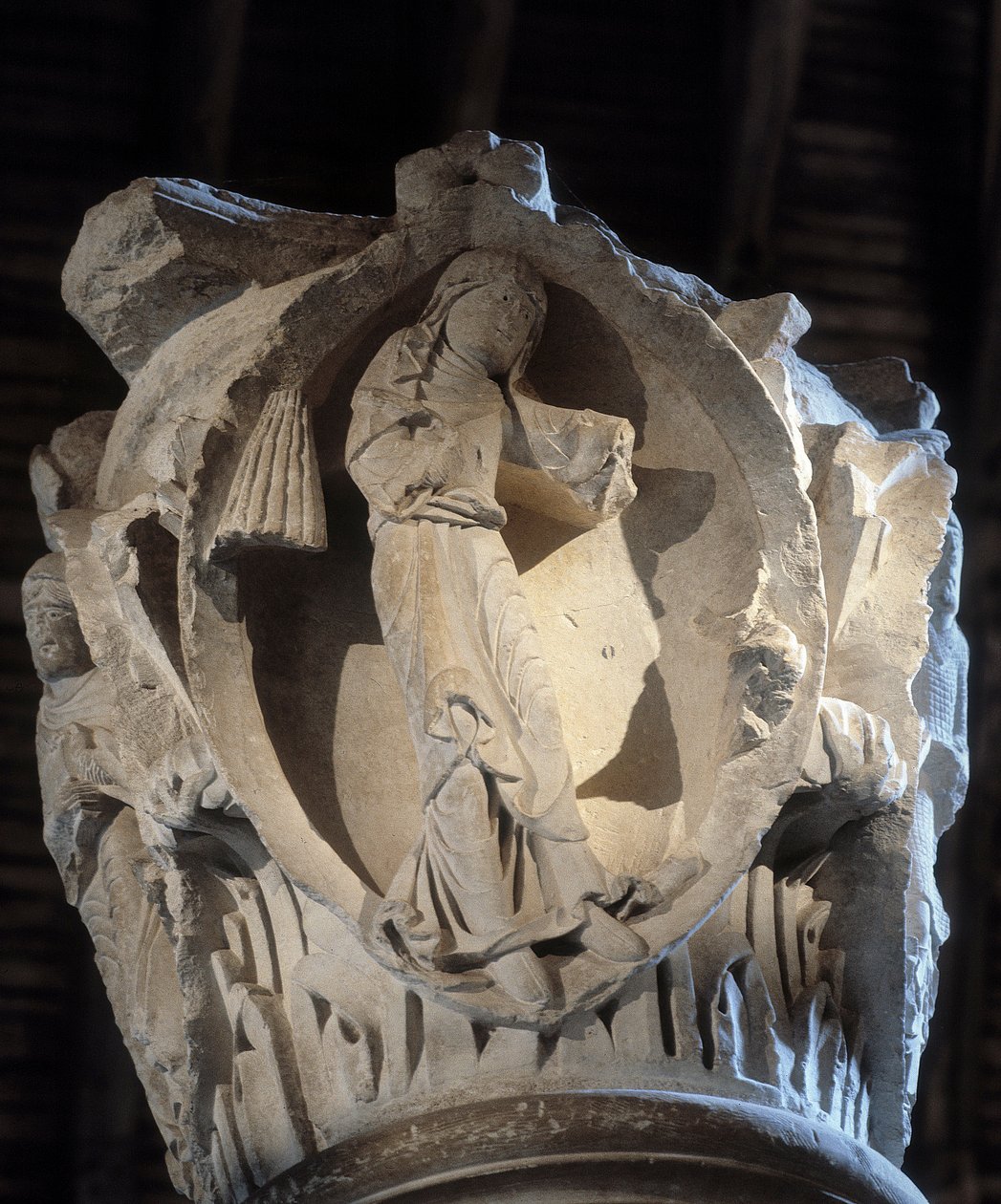 Försiktighet: Körens huvudstad (skulptur av Romanesque