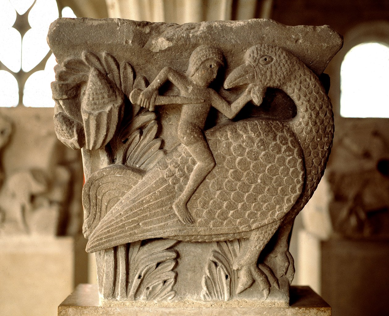 Representation av en strid mellan en man och en fågel (kapitlets huvudstad) av Romanesque
