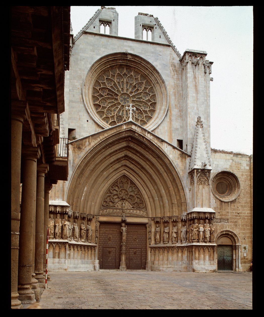Romansk och gotisk konst: fasaden av Cathedrale Sainte Thecle (Sainte-Thecle) i Tarragona av Romanesque