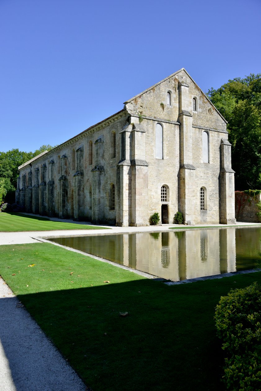 Romansk arkitektur: exteriör vy av smedjan av cistercienserklostret Fontenay, Bourgogne, sent 1100-tal (Abbey of Fontenay, Bourgogne, Frankrike: smedjan, slutet av 1100-talet) av Romanesque