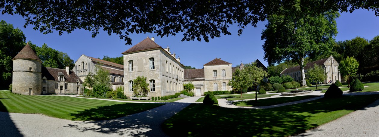 Romansk arkitektur: panoramautsikt över cistercienserklostret Fontenay, Bourgogne av Romanesque