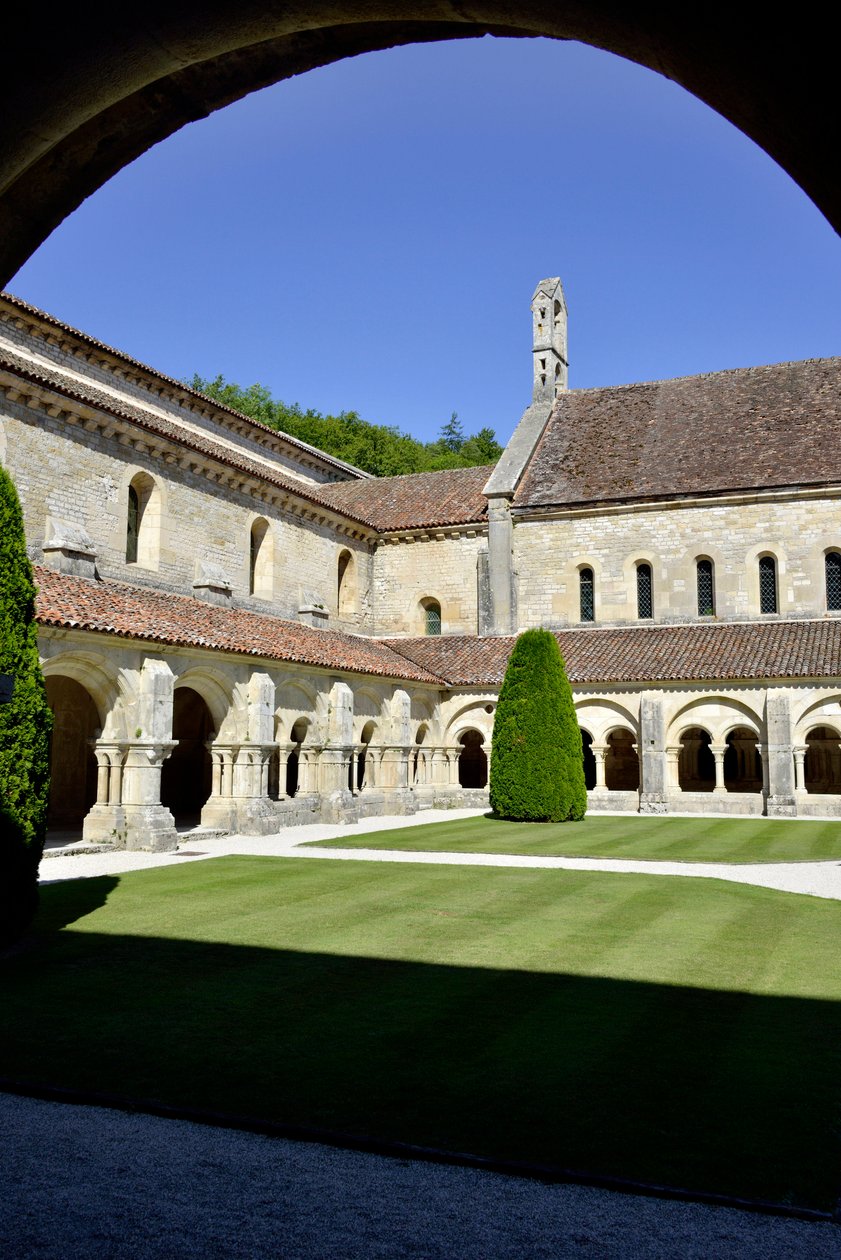 Romansk arkitektur: utsikt över klostret och byggnaderna i cistercienserklostret Fontenay, Bourgogne av Romanesque
