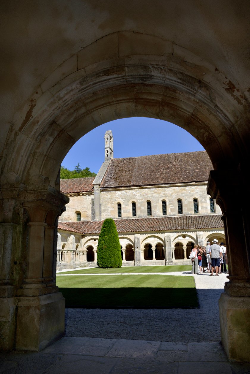 Romansk arkitektur: utsikt över klostret och byggnaderna i cistercienserklostret Fontenay, Bourgogne av Romanesque