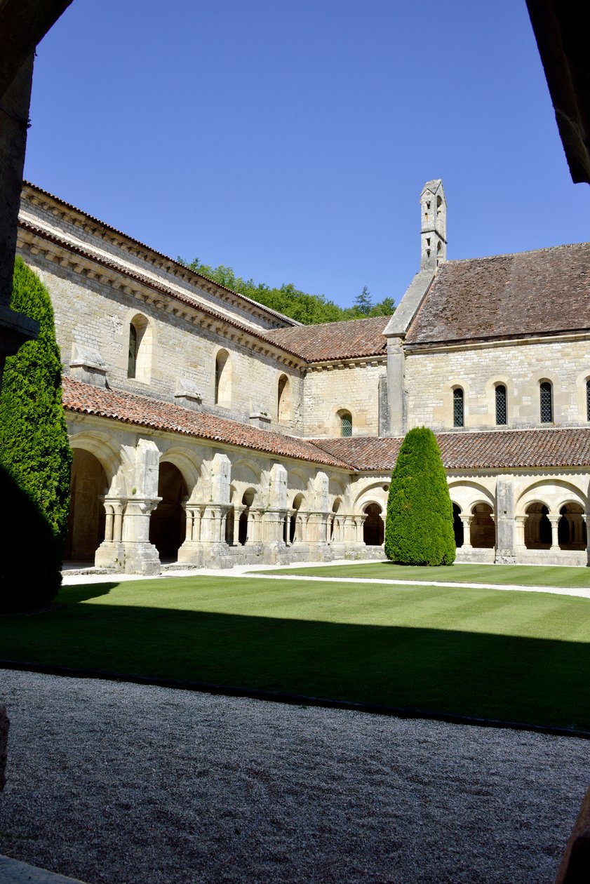Romansk arkitektur: utsikt över klostret och byggnaderna i cistercienserklostret Fontenay, Bourgogne av Romanesque