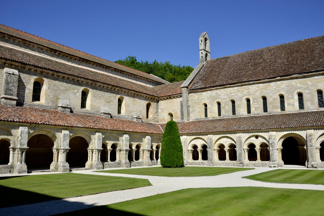 Romansk arkitektur: utsikt över klostret och byggnaderna i cistercienserklostret Fontenay, Bourgogne av Romanesque