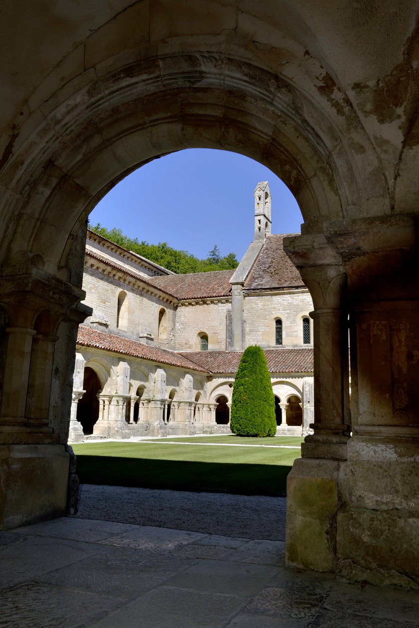 Romansk arkitektur: utsikt över klostret och byggnaderna i cistercienserklostret Fontenay, Bourgogne av Romanesque