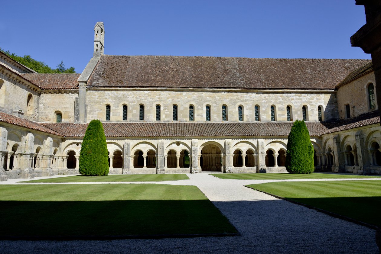 Romansk arkitektur: utsikt över klostret och byggnaderna i cistercienserklostret Fontenay, Bourgogne av Romanesque