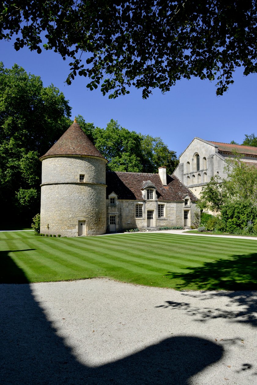 Romansk arkitektur: utsikt över duvslaget och kenneln i cistercienserklostret Fontenay, Bourgogne av Romanesque