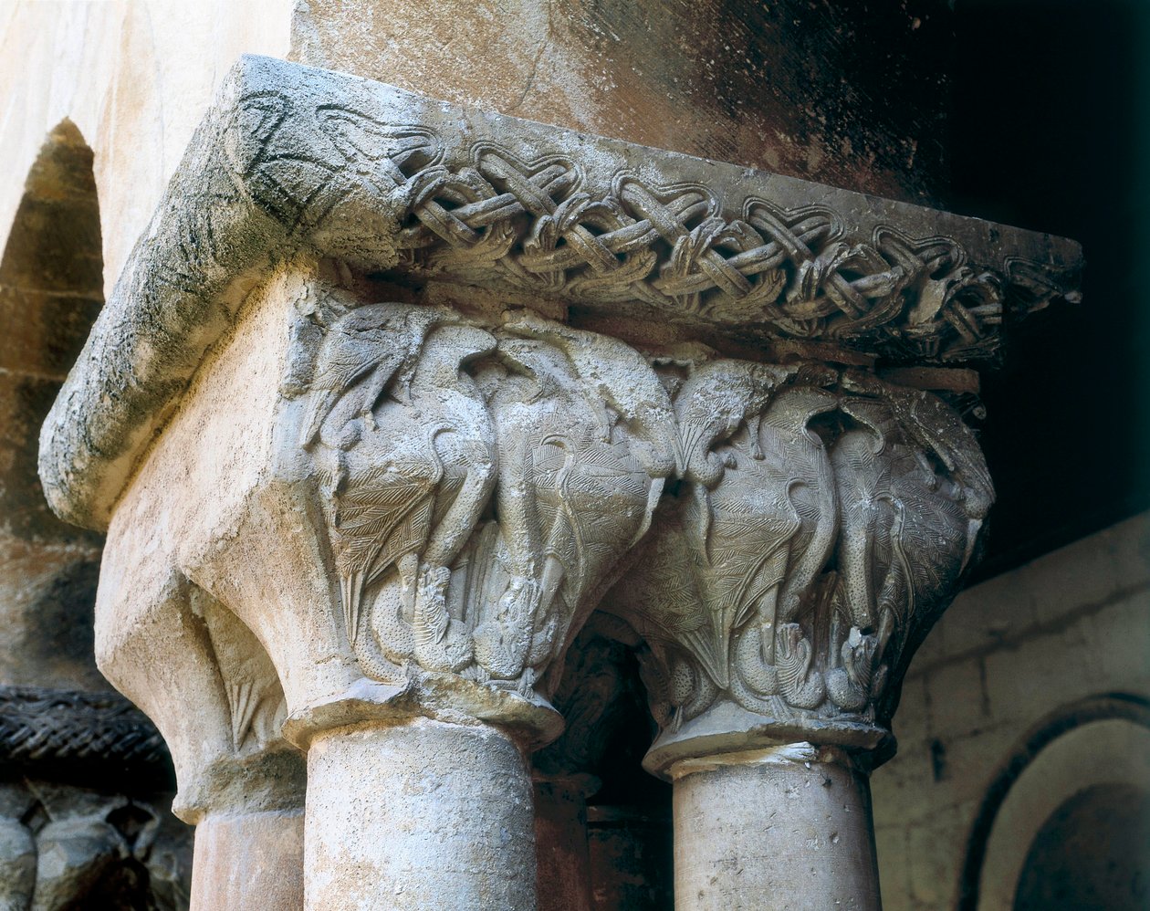 Romansk konst: huvudstäder i klostret dekorerade med fåglar. Arkitektur av Romanesque