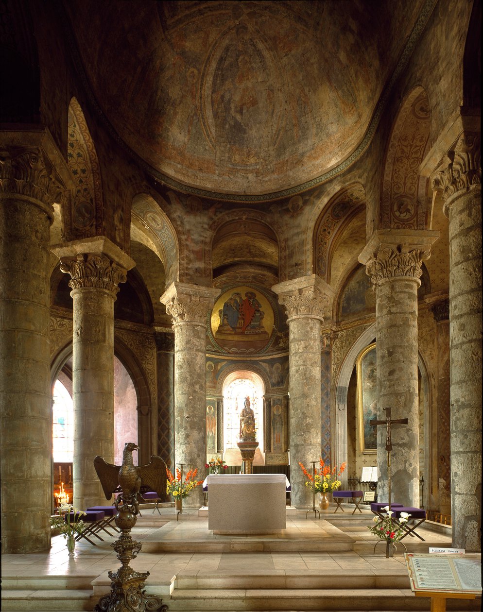 Romansk konst: inre vy av kyrkan Notre Dame (Notre-Dame) la Grand, Poitiers (Wien) av Romanesque