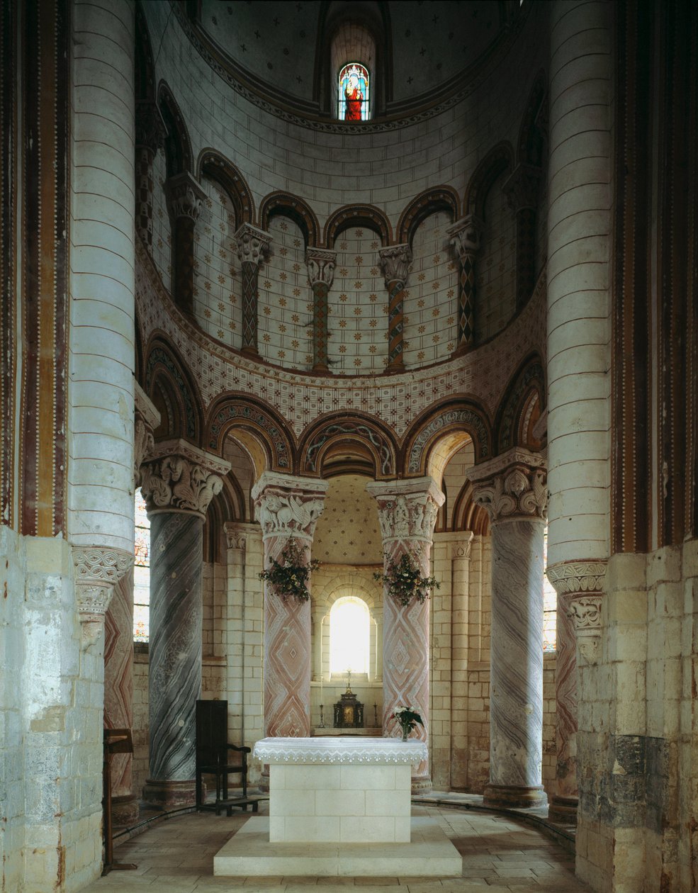 Romansk konst: inifrån absiden och ambulatoriet i St. Peterskyrkan. Chauvigny, Wien av Romanesque