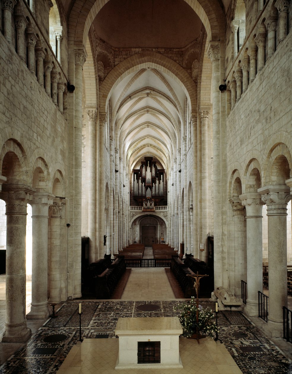 Romansk konst: invändig utsikt över basilikan Saint Benoit sur Loire (Loiret) byggd mellan 1000- och 1200-talen. av Romanesque