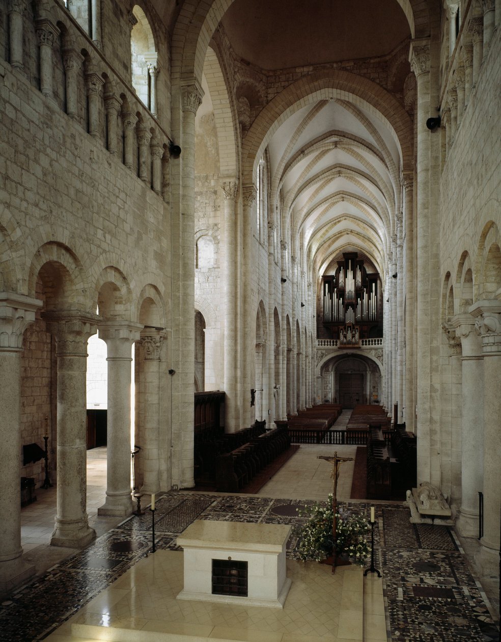 Romansk konst: invändig utsikt över basilikan Saint Benoit sur Loire (Loiret) byggd mellan 1000- och 1200-talen. av Romanesque