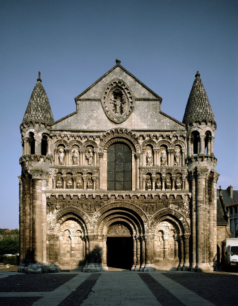 Romansk konst: utsikt över Notre Dame la Grande (Notre-Dame-la-Grande). 1100-talets Poitiers (Wien) av Romanesque