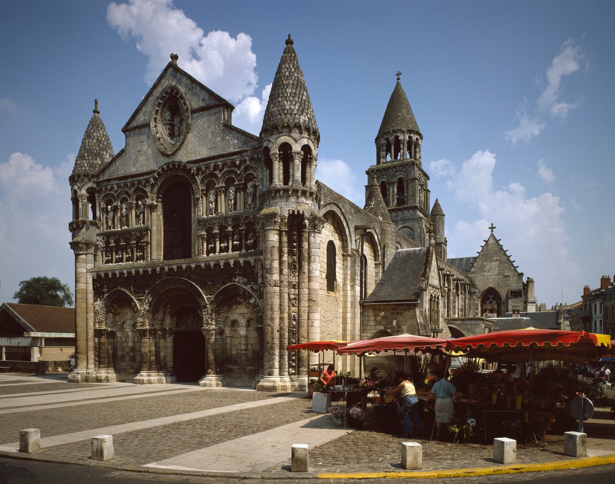 Romansk konst: utsikt över Notre Dame la Grande (Notre-Dame-la-Grande). 1100-talets Poitiers (Wien) av Romanesque