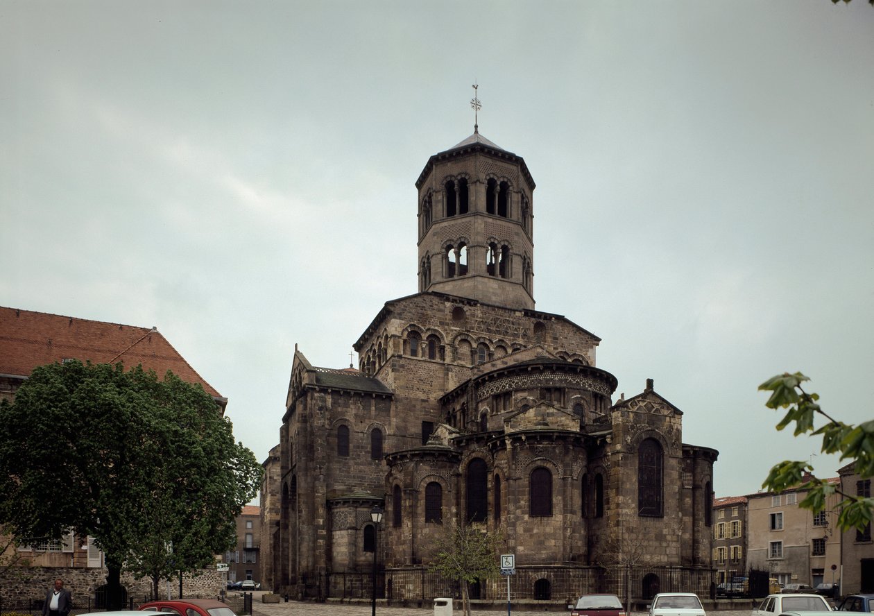 Romansk konst: utsikt över benediktinerklostret Saint Austremoine d
