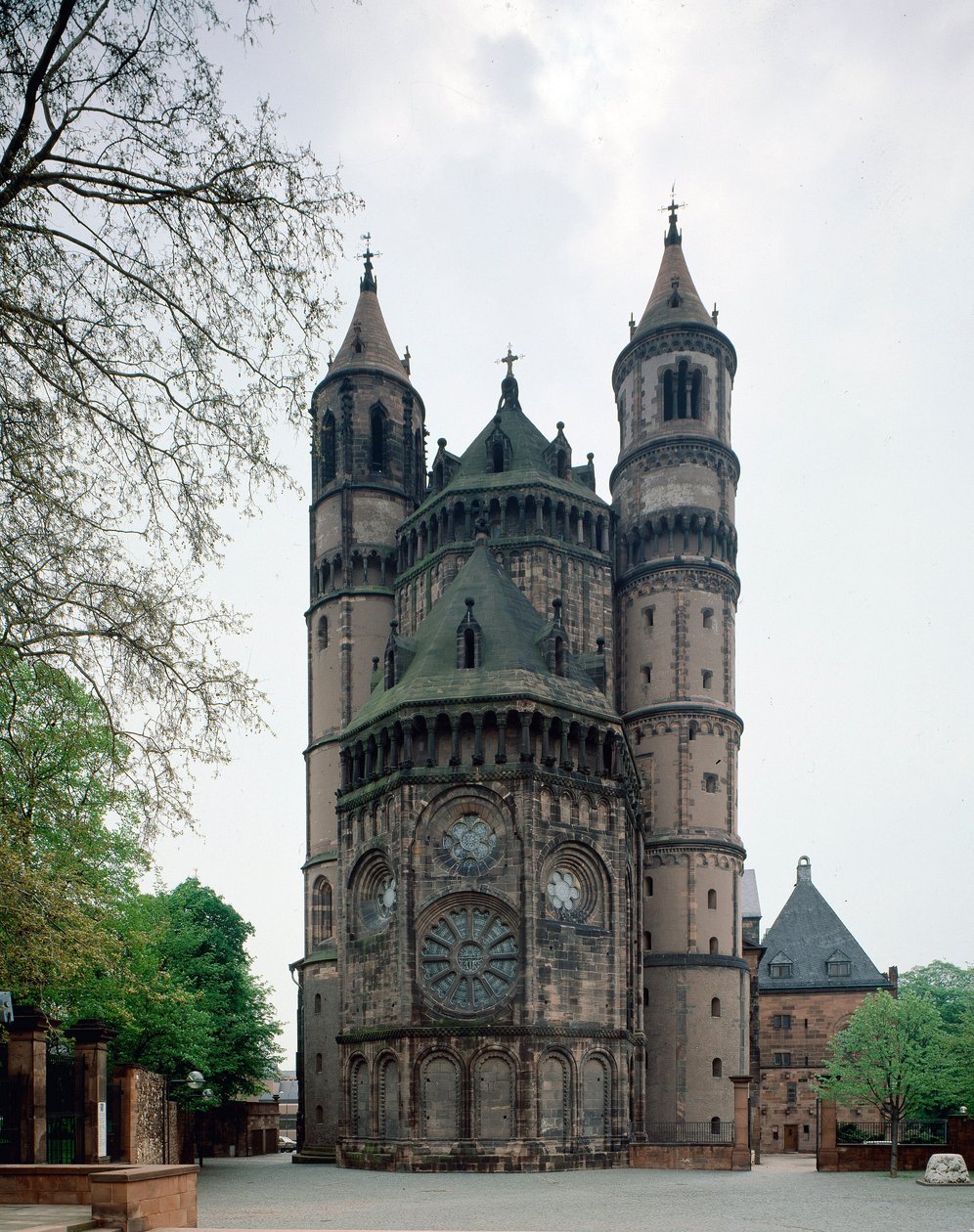 Romansk konst: utsikt över absiden av Peterskyrkan (11-1200-talet) Worms, Tyskland av Romanesque