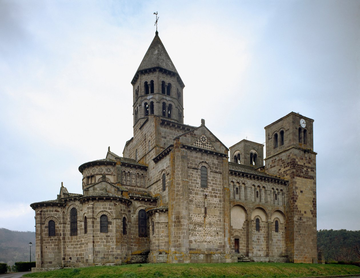 Romansk konst: utsikt över kyrkan Saint-Nectaire (1100-talet). av Romanesque