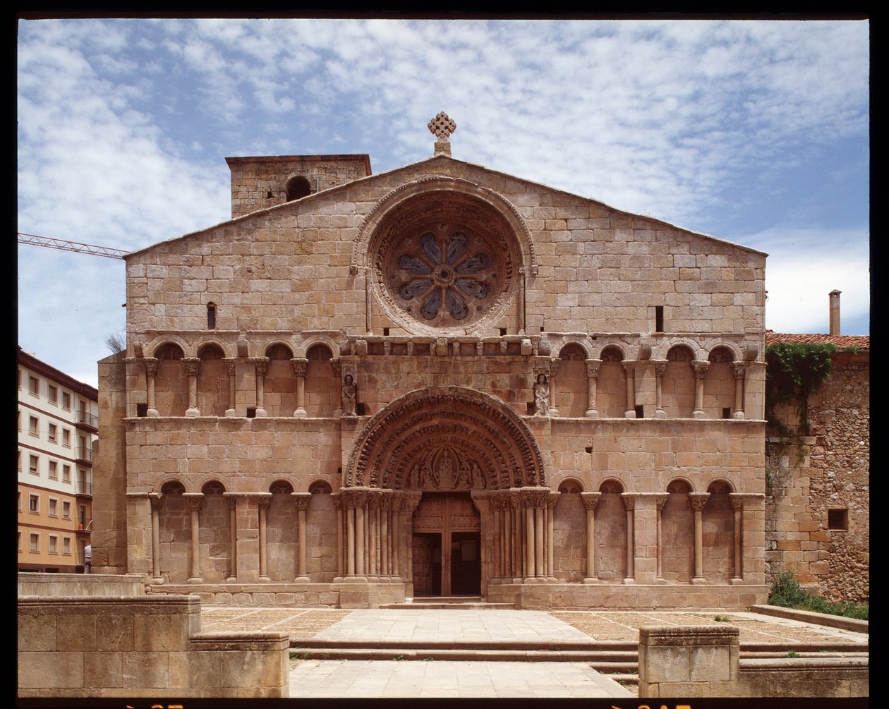 Romansk konst: utsikt över kyrkan St. Dominica (Iglesia de Santo Domingo, St Dominic-kyrkan) Soria från 1100-talet, Spanien av Romanesque