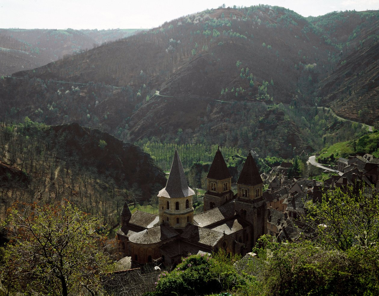 Romansk konst: utsikt över kyrkan i Abbey Sainte Foy (Sainte-Foy) av Conques av Romanesque