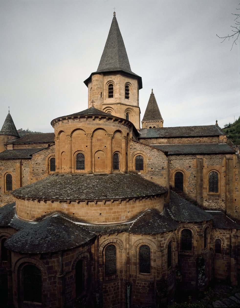 Romansk konst: utsikt över kyrkan i Abbey Sainte Foy (Sainte-Foy) av Conques av Romanesque
