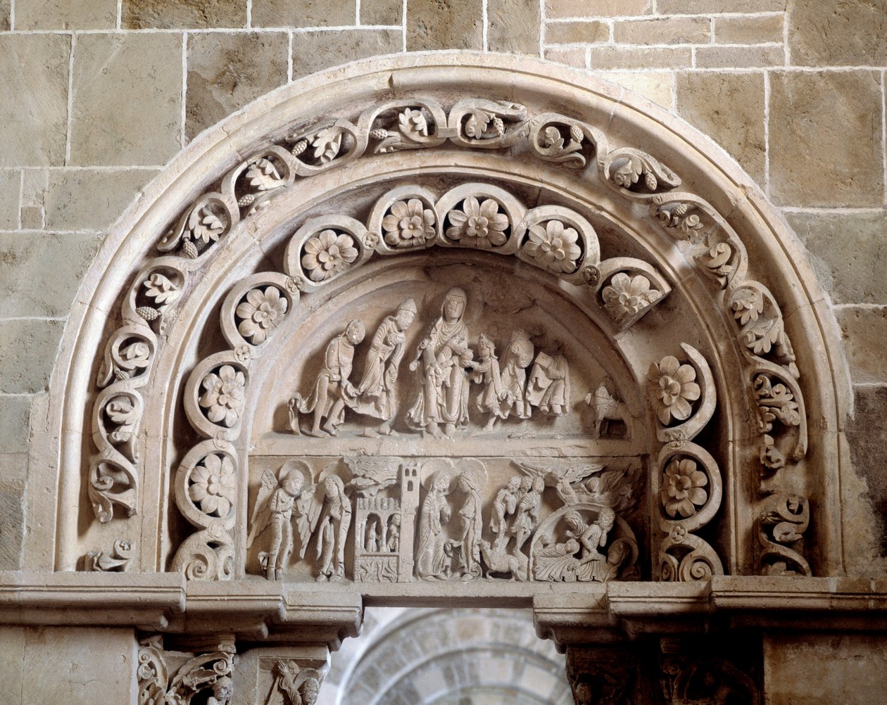 Södra portalen: tillkännagivandet, besöket, födseln och tillbedjan av magi (skulptur) av Romanesque