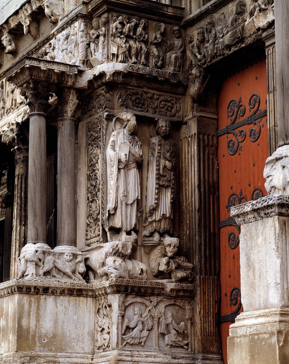 St John och St Peter, centralportalen av västfasaden av Romanesque