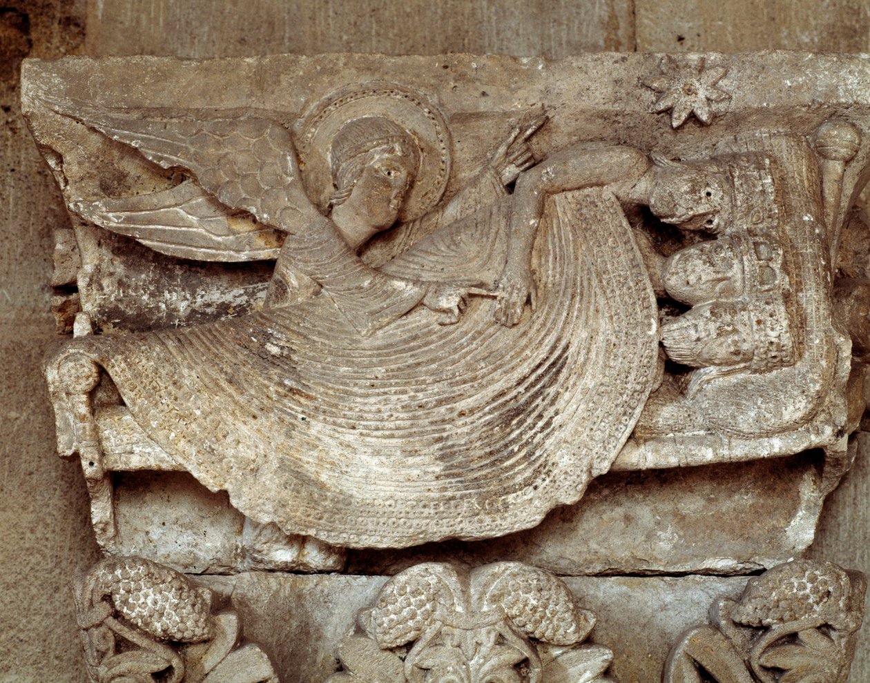 Magerna sover med en ängel som väcker dem och pekar mot Betlehems stjärna (utskuren huvudstad) av Romanesque