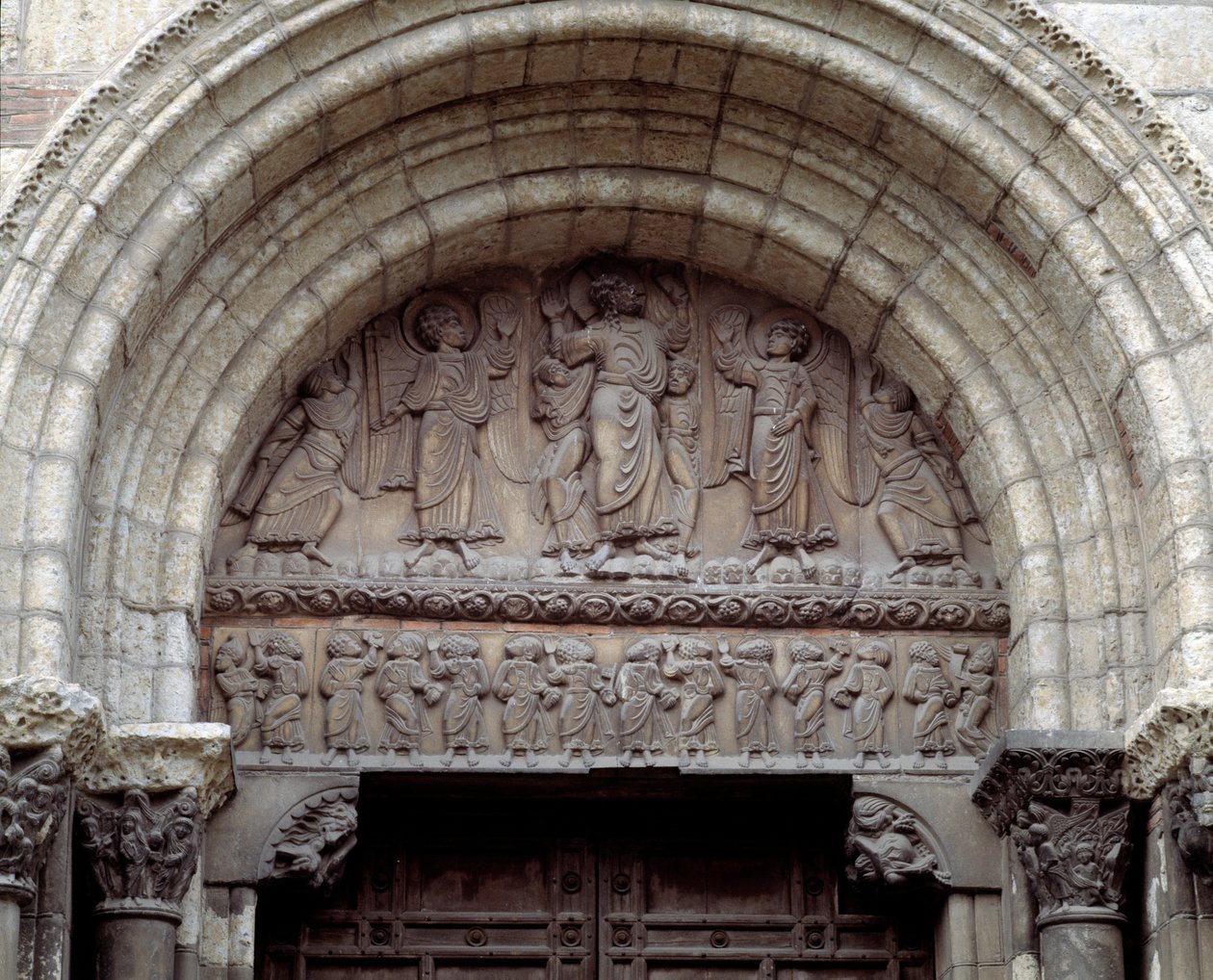 Ascension, södra portalen av basilikan (skulptur) av Romanesque