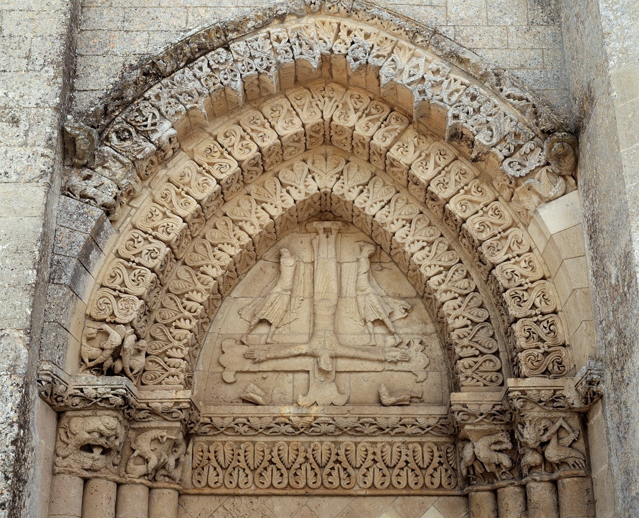 St Peters korsfästelse, kyrkans falska portal (skulptur av Romanesque
