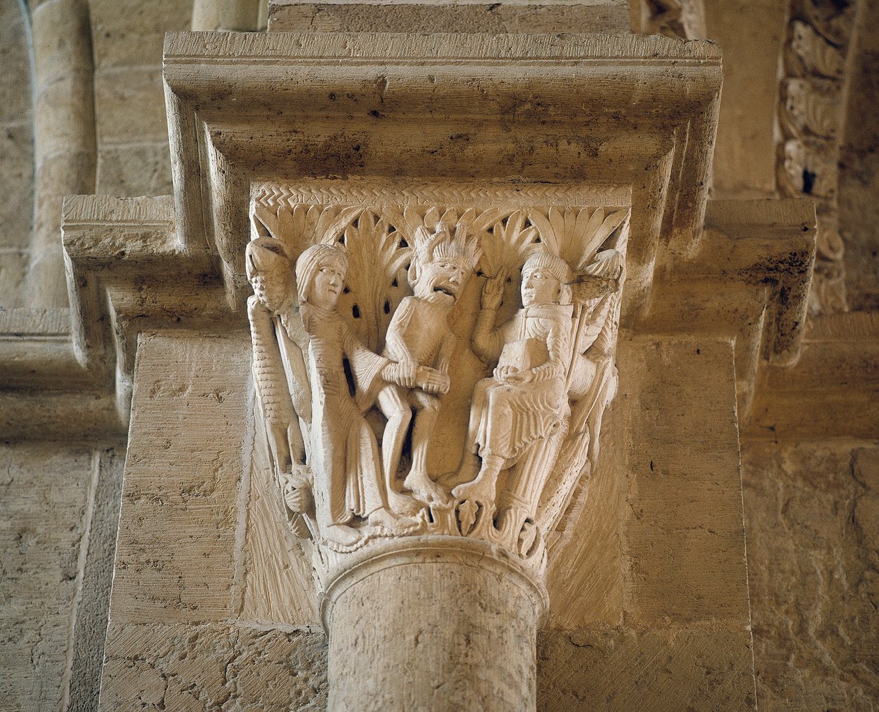 Djävulen visar en kvinna till Saint Benedictus för att fresta honom, huvudstaden i narthexen (skulpturen) av Romanesque