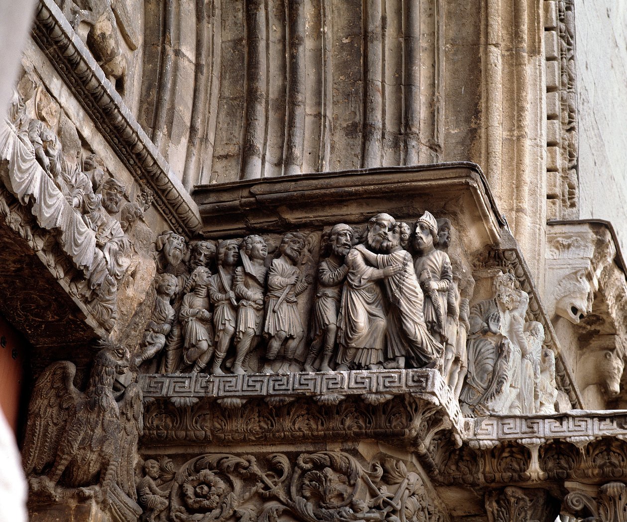 Judas kyss, portalens fris av Romanesque