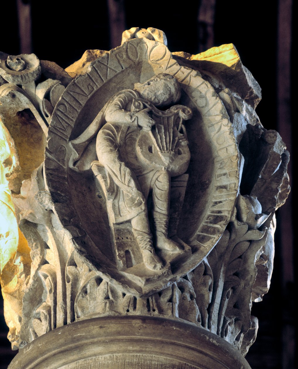 Toner av gregoriansk sång: den tredje (passion och Kristi uppståndelse), huvudstad i kören (skulptur av Romanesque