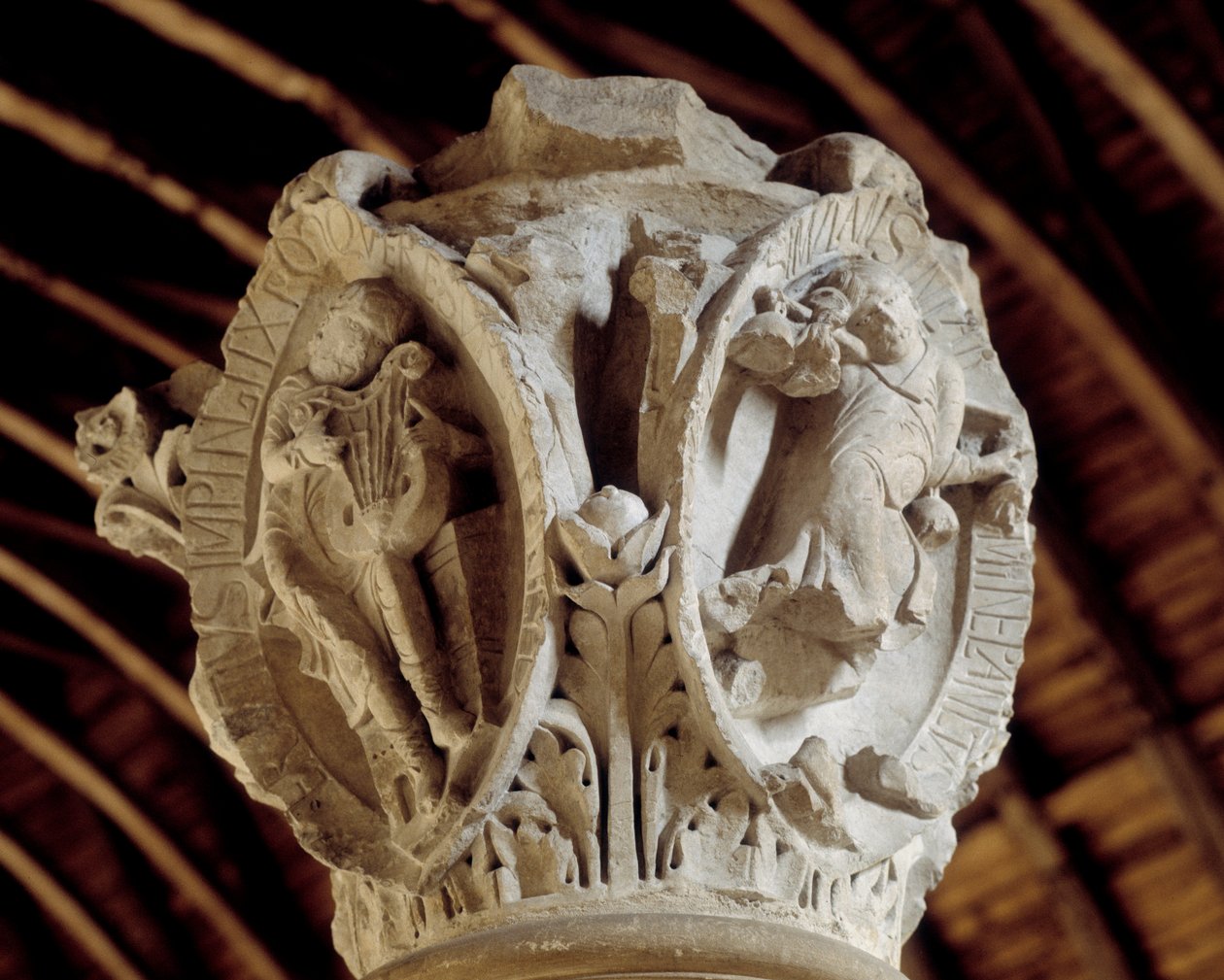 Toner av gregoriansk sång: den tredje (passion och uppståndelse av Kristus) och Tintinrection of christ (till höger), huvudstaden i kören (skulptur av Romanesque