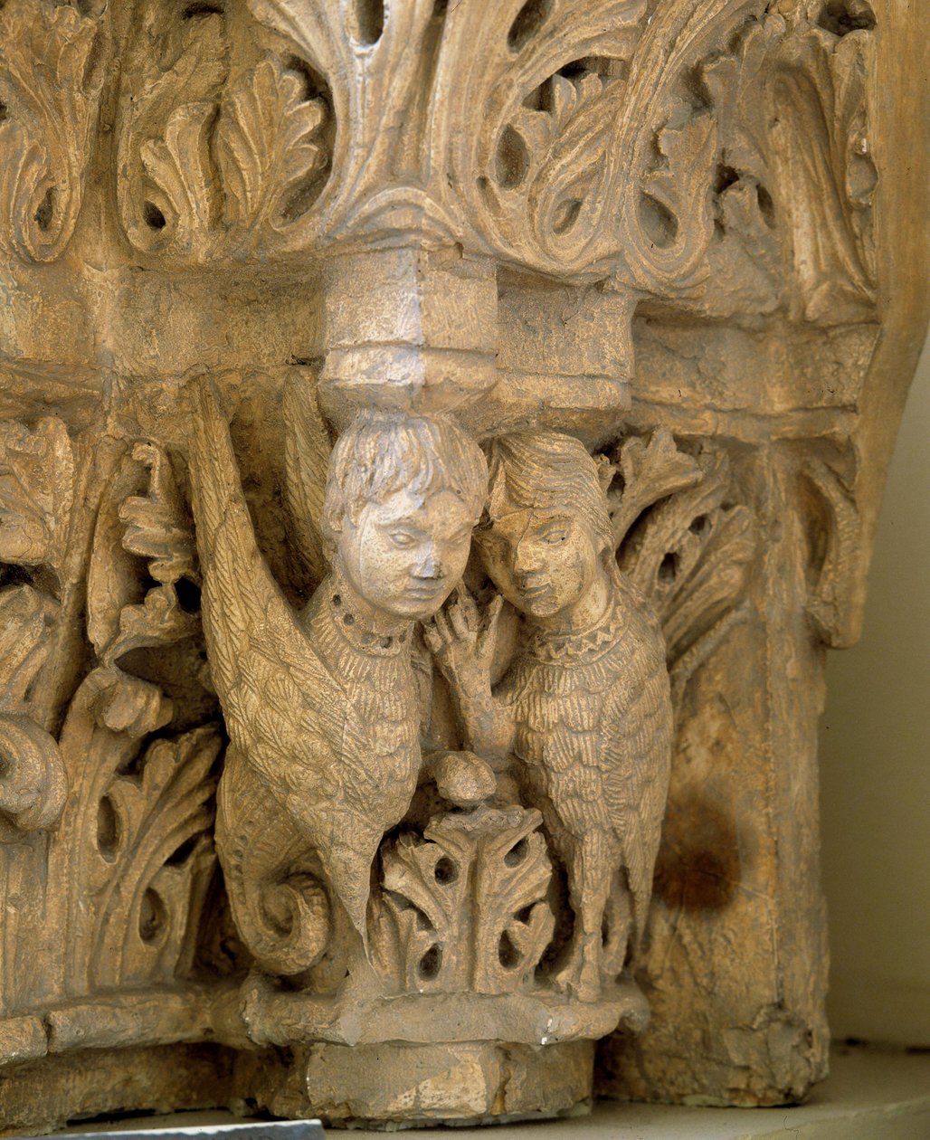 Toppen dekorerar sirener och fåglar efter modell av kyrkan Saint Loup de Naud (Seine och Marne) 1170. Paris, Museum of Monuments engelska av Romanesque