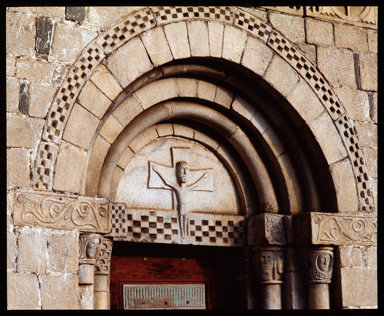 Kyrkans tympanon av Romanesque