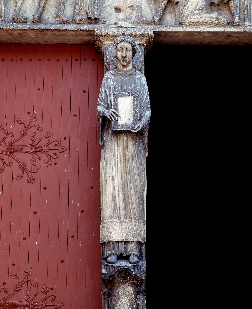 Utsikt över en skulptur på den centrala pelaren av den centrala portalen (1140-1200) av Romanesque