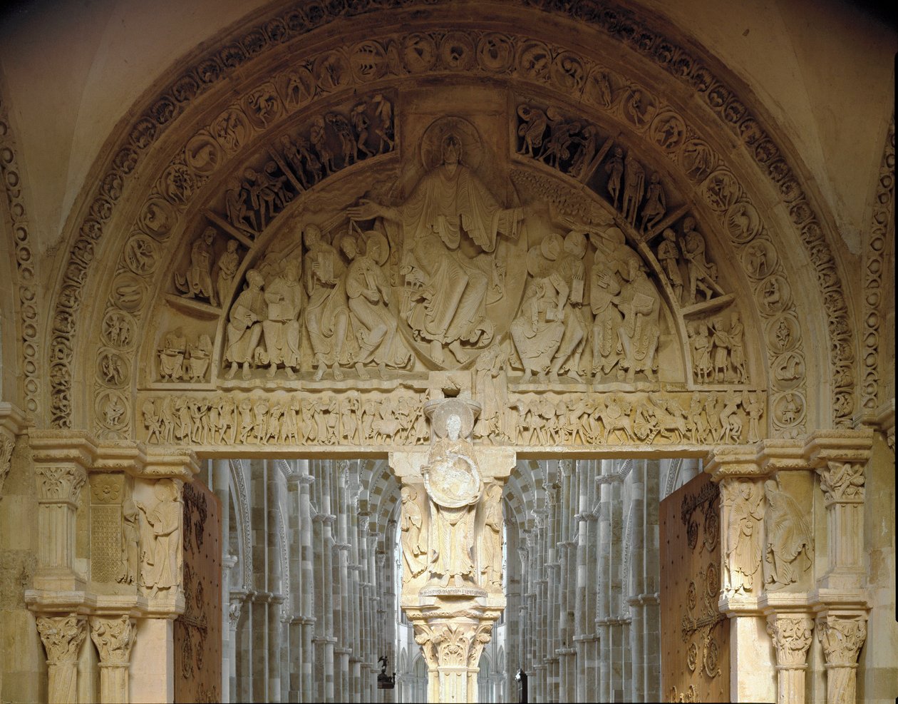 Vy över den centrala trumhinnan som representerar apotrernas uppdrag. Basilica of Santa Maria Magdalene (Sainte Marie Madeleine (1096-1106), Vezelay, Yonne av Romanesque