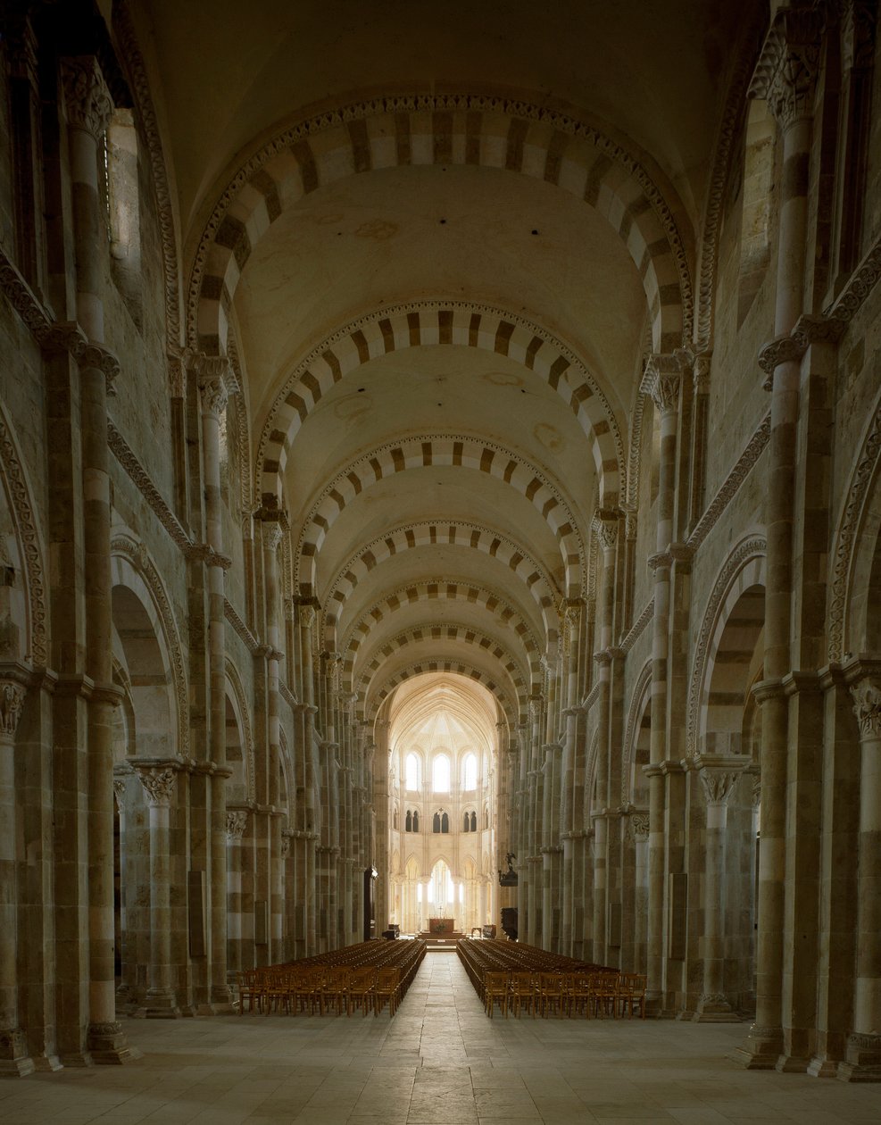 Utsikt över centralskeppet i basilikan Santa Maria Magdalena (Saint Mary Magdalene (1096-1106), Vezelay, Yonne av Romanesque