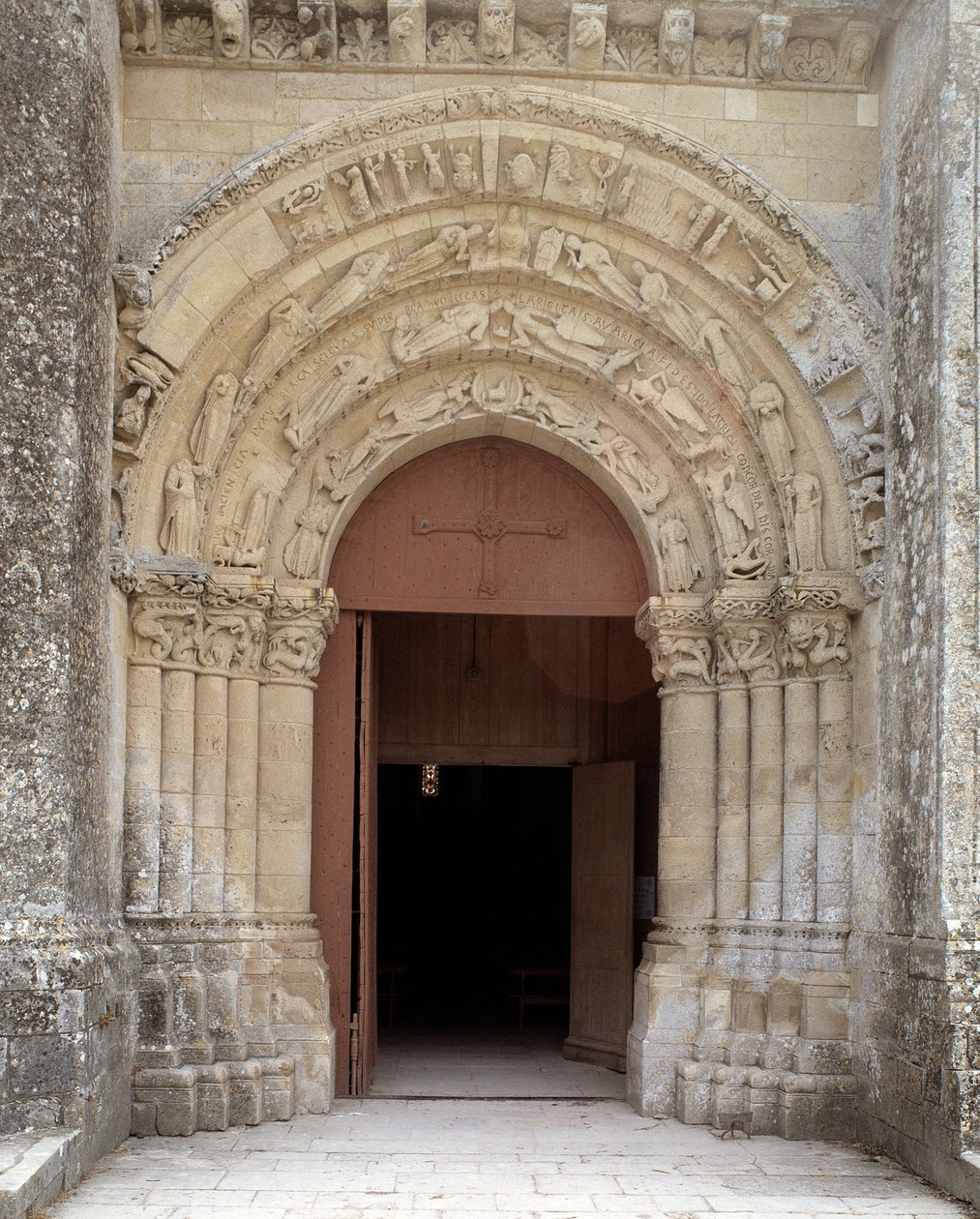 Vy över den centrala portalen av Romanesque