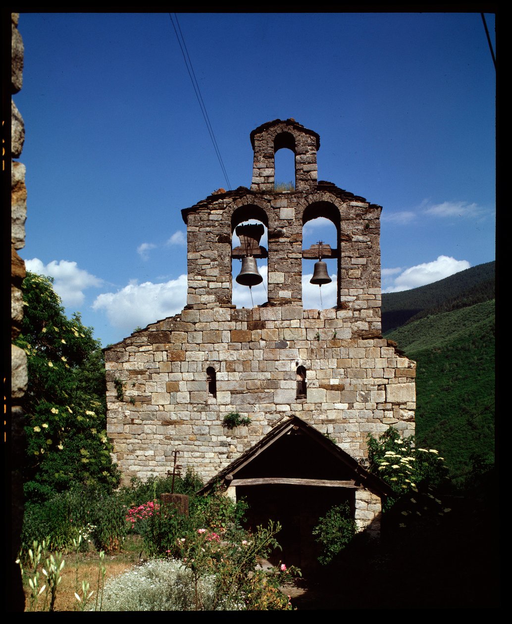 Utsikt över kyrkan (fotografi) av Romanesque