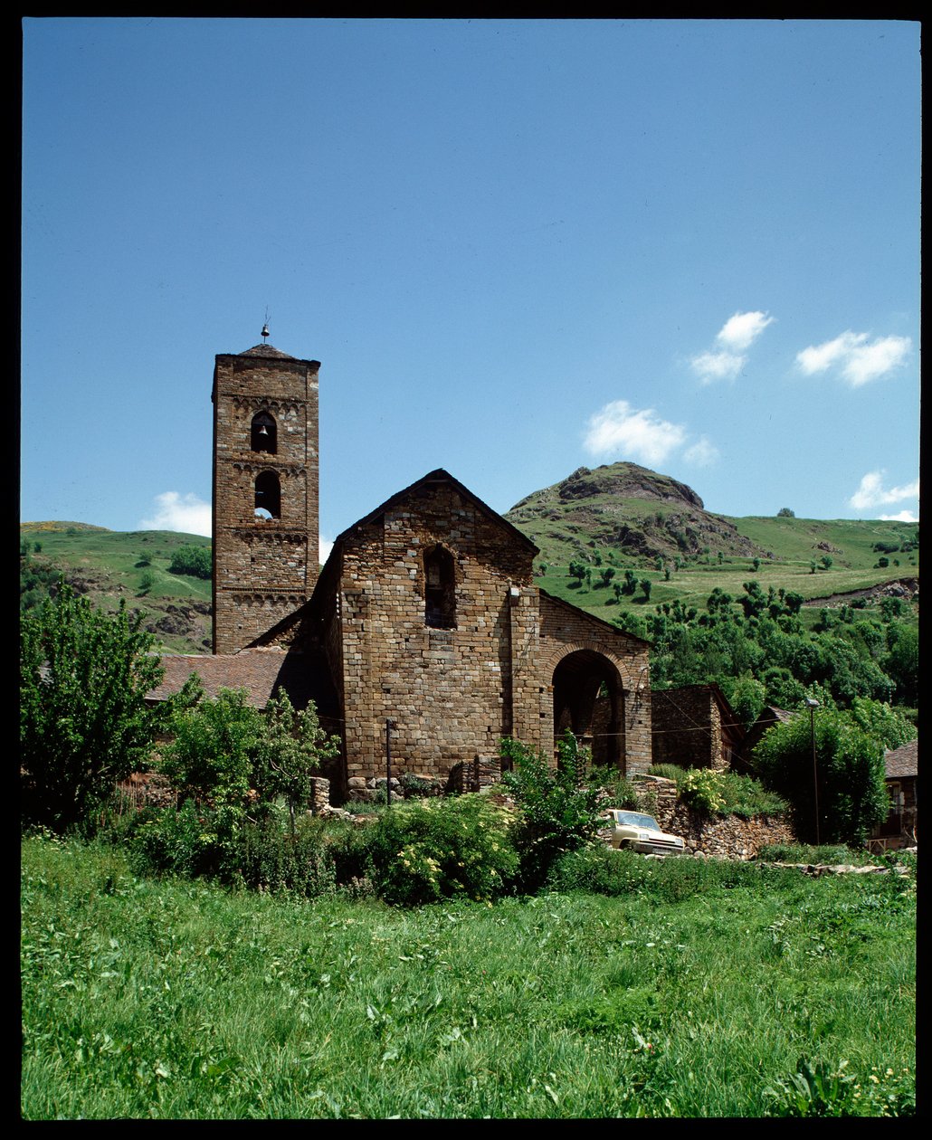 Utsikt över kyrkan (fotografi) av Romanesque