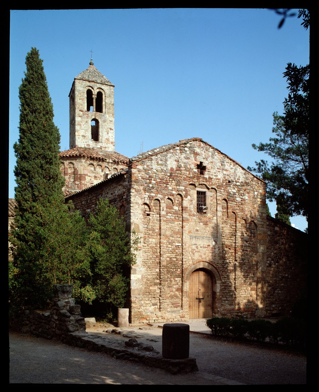Utsikt över kyrkan av Romanesque