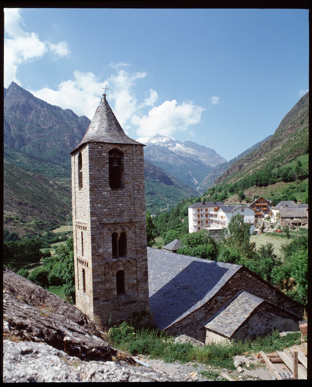 Utsikt över kyrkan St joan de Boi (fotografi) av Romanesque