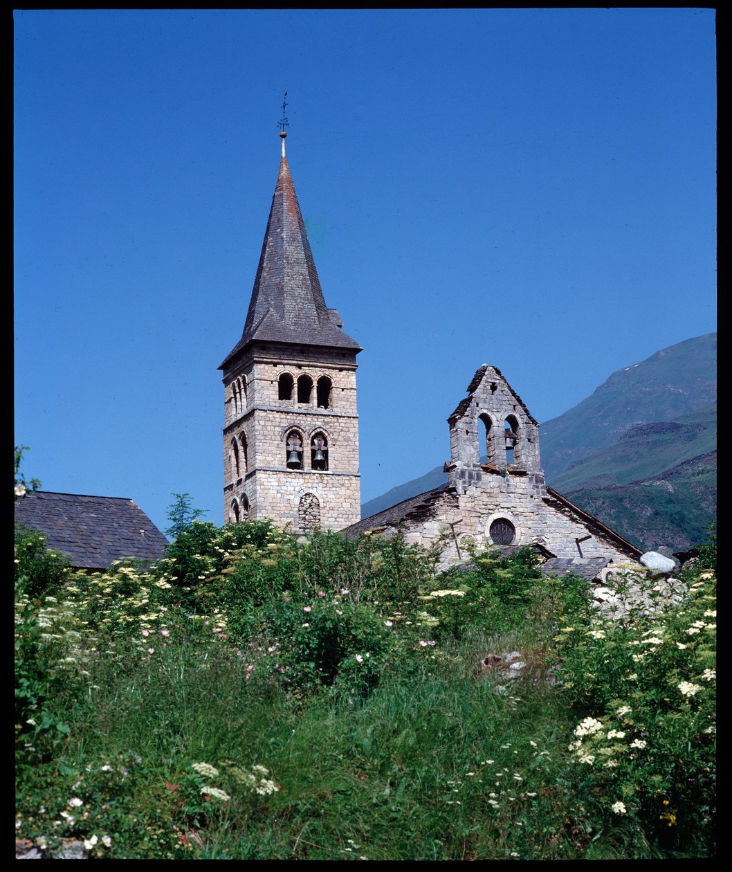 Utsikt över kyrkan St Mary, Arties (fotografi) av Romanesque