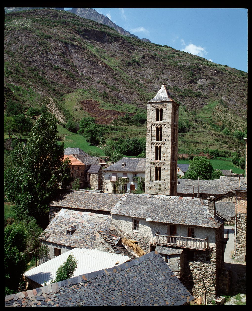 Utsikt över kyrkan med klocktorn av Romanesque