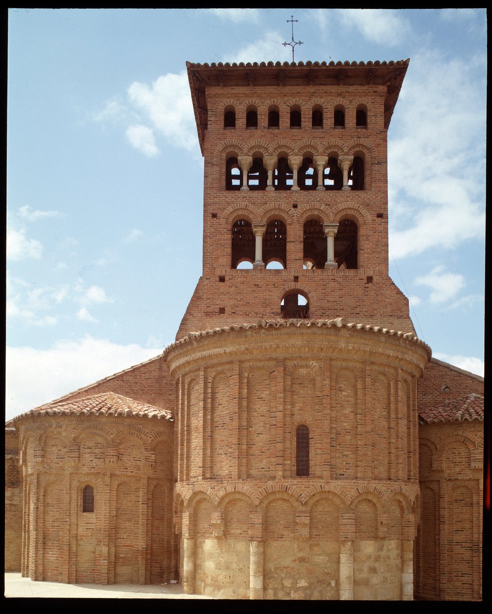 Utsikt över kyrkan med klocktorn av Romanesque