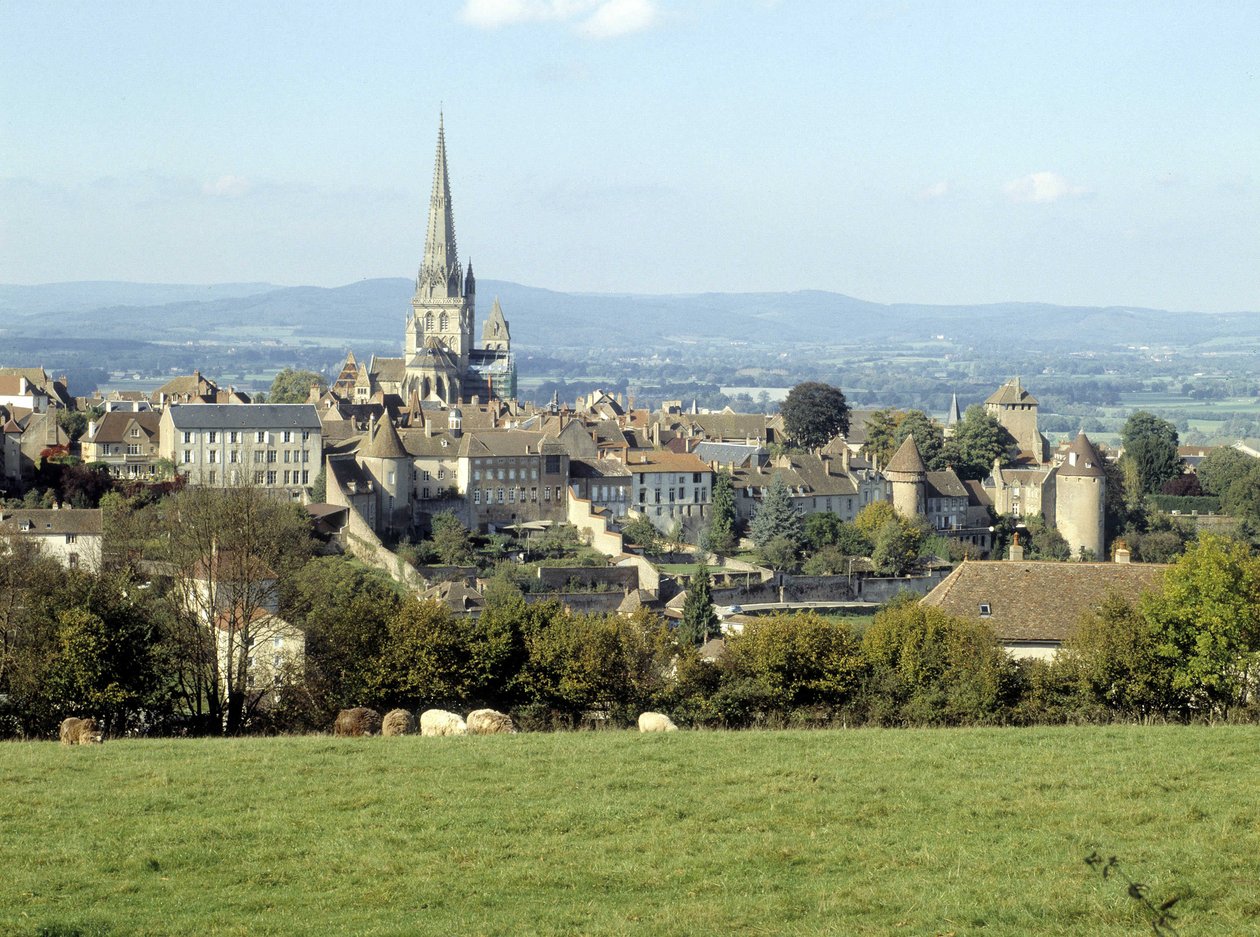 Utsikt över staden Autun och Cathedrale Saint Lazare (romansk arkitektur på 1200-talet). Saone och Loire, Bourgogne, Frankrike. av Romanesque